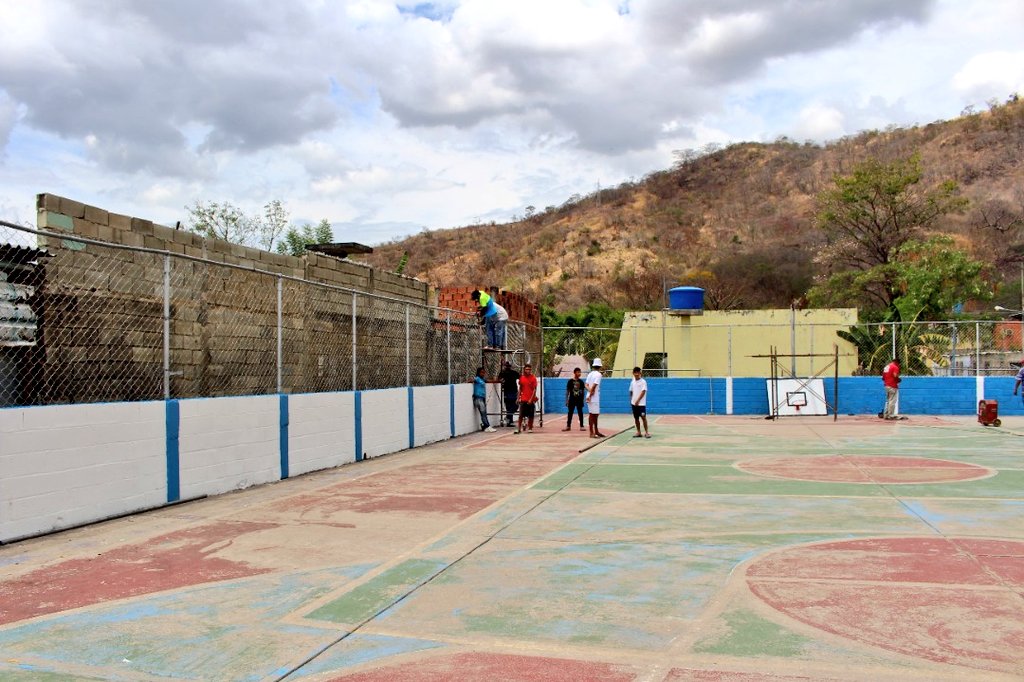 johanitakenpo's tweet photo. #10Mar Mediante el plan de gestión #YoDefiendoHaciendo y gracias a la articulación con @inademar, estamos llevando a cabo trabajos de rehabilitación y embellecimiento de la cancha deportiva de la comunidad El Tierral de la parroquia Alfredo Pacheco Miranda #MujeresEnCiencia https://t.co/i2lUxIp7VH
