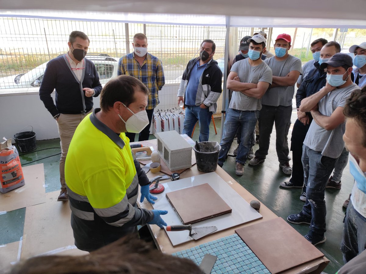 CementosC's tweet photo. Esta mañana hemos estado en Leroy Merlín Tomares, realizando una formación de la gama de productos Capa. 
Muchas gracias a todos los asistentes y al equipo de Leroy Merlín por esta productiva jornada. 👏👏
LEROY MERLIN 
#cementoscapa #ConstrucciónSostenible #formación https://t.co/xI0st7ST08
