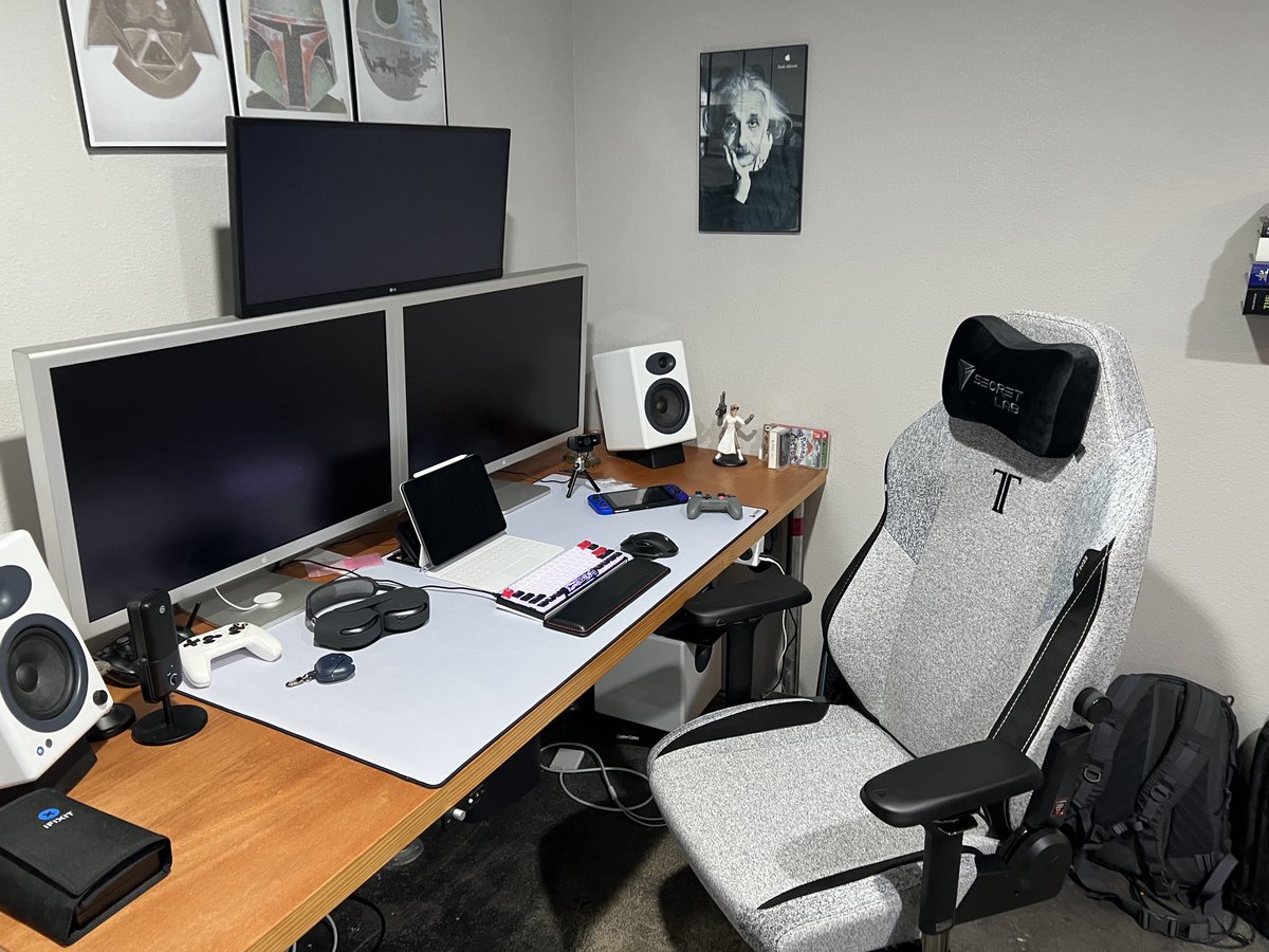 adamdonner's tweet photo. My new Secret Lab Titan Evo 2022 in Cookies and Cream looks awesome with my setup!
#secretlab ⁦@secretlabchairs⁩ https://t.co/qfsZPKZWnW