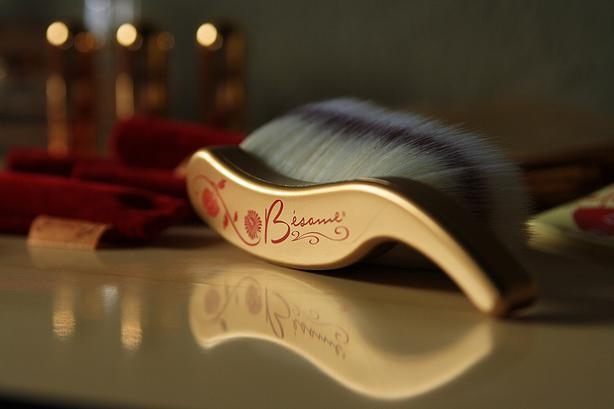 BesameCosmetics's tweet image. Elevate your beauty routine with the elegant Long Hair Finishing #PowderBrush from Bésame.

Bring back the glamour getting ready and creating your look with the Bésame Long Hair Finishing Powder Brush. ❤️

besamecosmetics.com/products/large…
