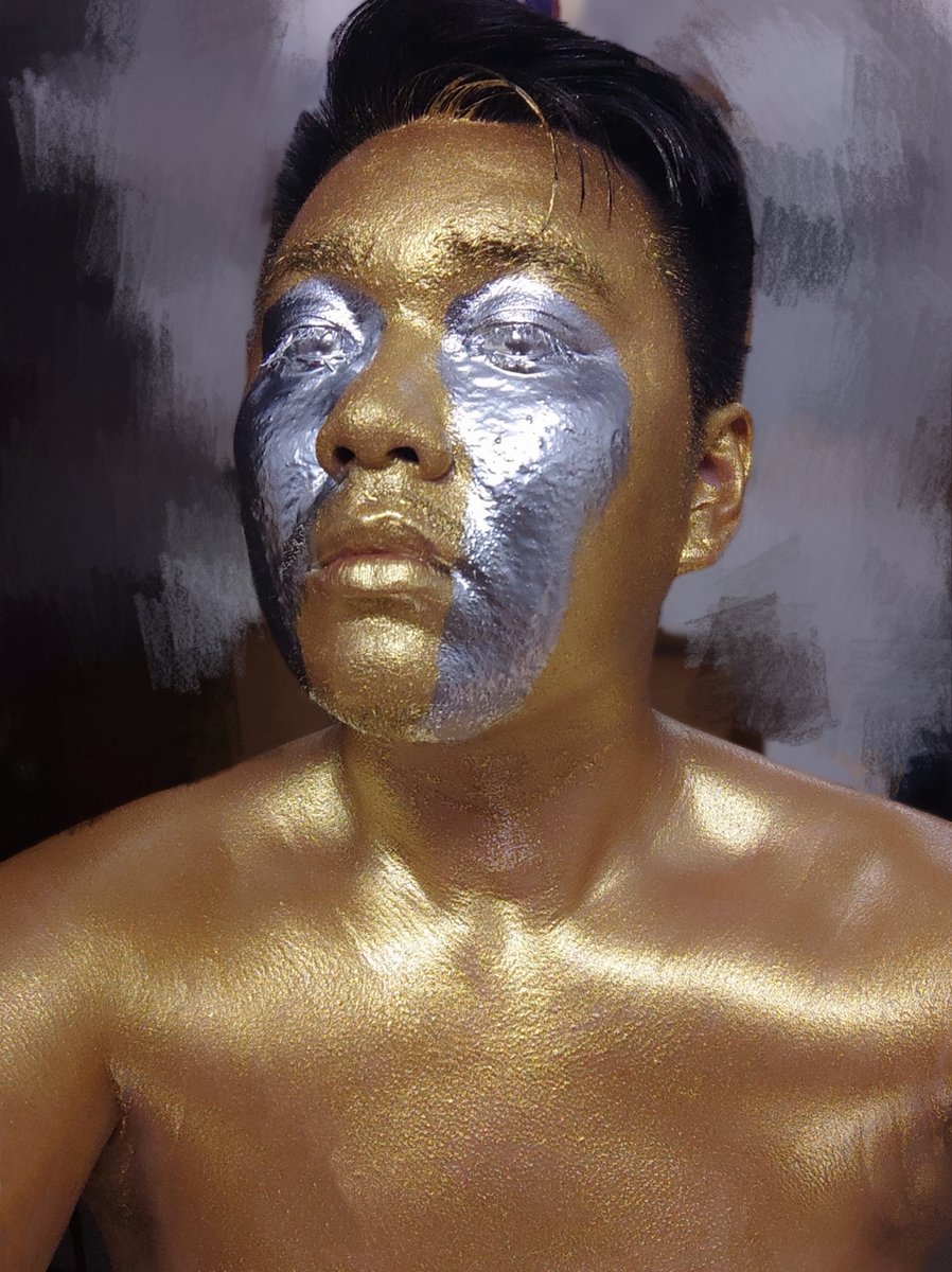 silverwufff's tweet photo. golden statue https://t.co/GQDWu87EW8