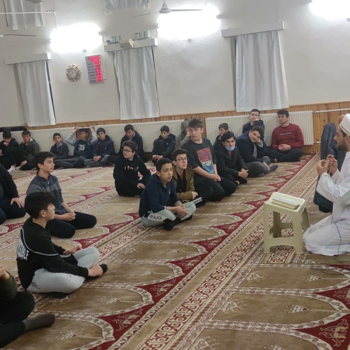 SehitNaci's tweet photo. Bu haftaki Perşembe sohbetimizin konuğu ilçemiz müftülüğü şube müdürü Oktay Bingül hocamızdı. Yatsı namazına müteakiben gençelerle hasbihal eden hocamız imam-hatip gençliğinin  liderlik özellikleri hakkında bilgi verdi. Kendisine ziyareti dolayısıyla teşekkür ederiz. https://t.co/24Y806Z9NU