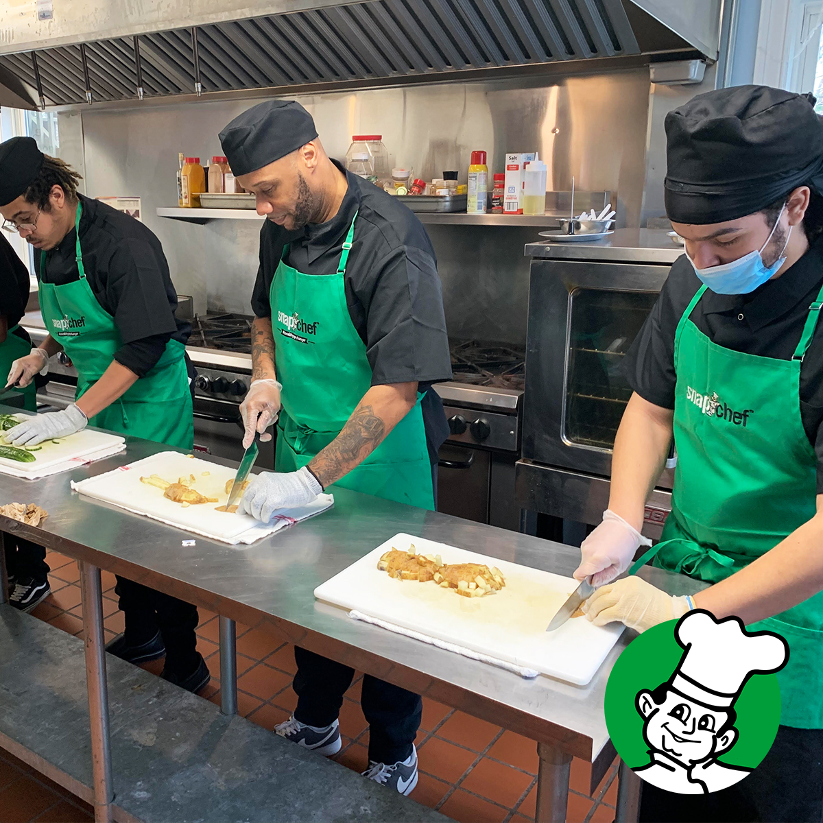 Snapchef's tweet photo. Snapchef FastTrack Training in action! Did you know Snapchef offers both virtual and in-person training opportunities for FREE?

Start Your Culinary Career Now 👉  https://t.co/C1hxYK89VJ

#YourCareerIsHere #FastTrack #Snapchef #KnifeSkills #CulinaryCareer https://t.co/CQZFRbLfuq