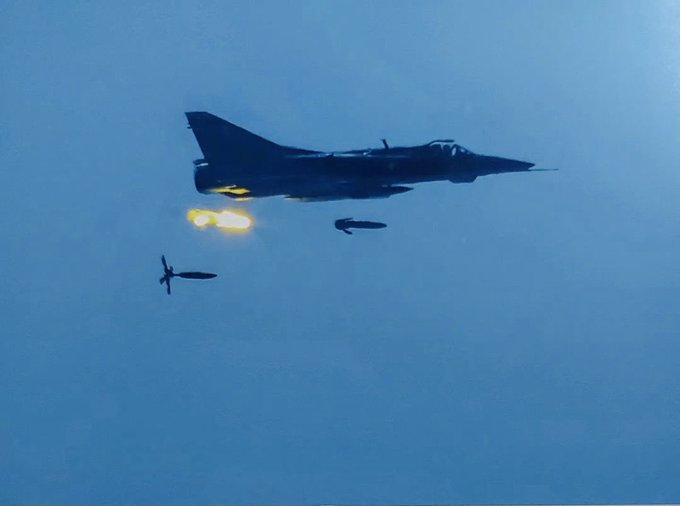 umarram73438567's tweet photo. A Pakistan Air Force Mirage attack aircraft dropping Mk. 82 Snake Eye retarded bombs (for low-level delivery). https://t.co/aNypYVInOu