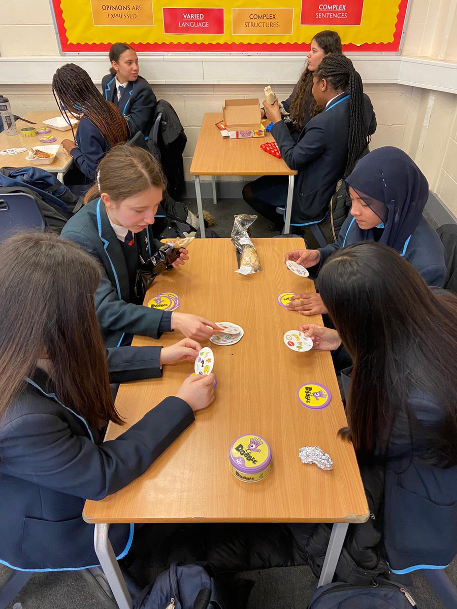 MFL_tcs's tweet photo. ¡Dia de juegos hoy en el Club de Español!  #MFLTwitterti 🎉🎉🎉🎉🎉🎉🇪🇸🇪🇸🇪🇸🇪🇸🇪🇸🇪🇸🇪🇸🇪🇸🇪🇸🇪🇸 https://t.co/yY8CTbb2oy