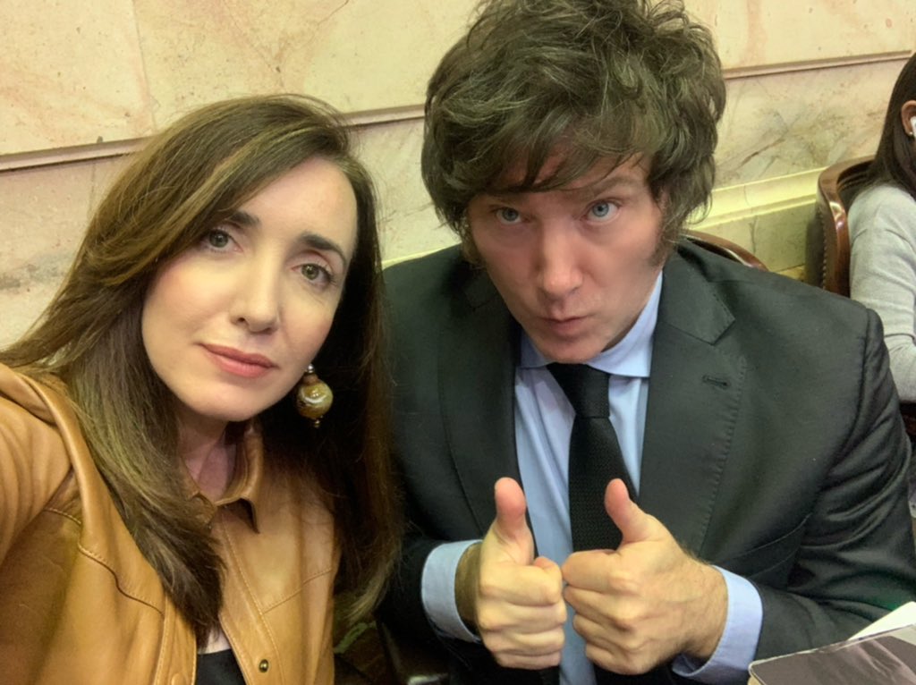 VickyVillarruel's tweet photo. Sentados en nuestra banca del Congreso Nacional en la votación del vergonzoso acuerdo con el FMI. Las deudas se honran, pero a costa de las generaciones futuras NO, que el ajuste lo pague lo casta! @JMilei https://t.co/S0qcm5OtRS