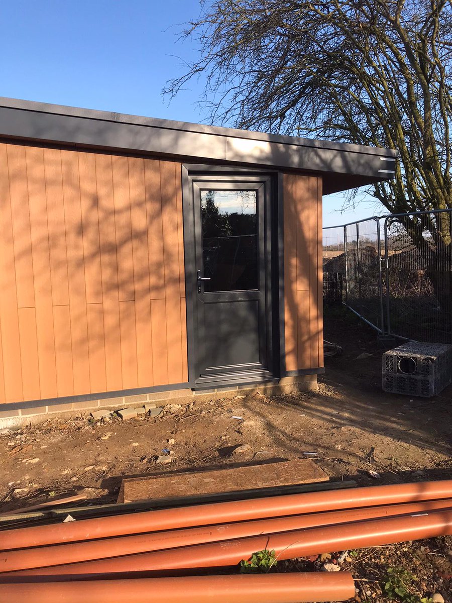 DarrynTGS's tweet photo. Nearly there...Newbuild Norfolk. @Liniarprofiles @TruFrame @KingswoodAlu @blindsnglass https://t.co/cQCgevhkdI