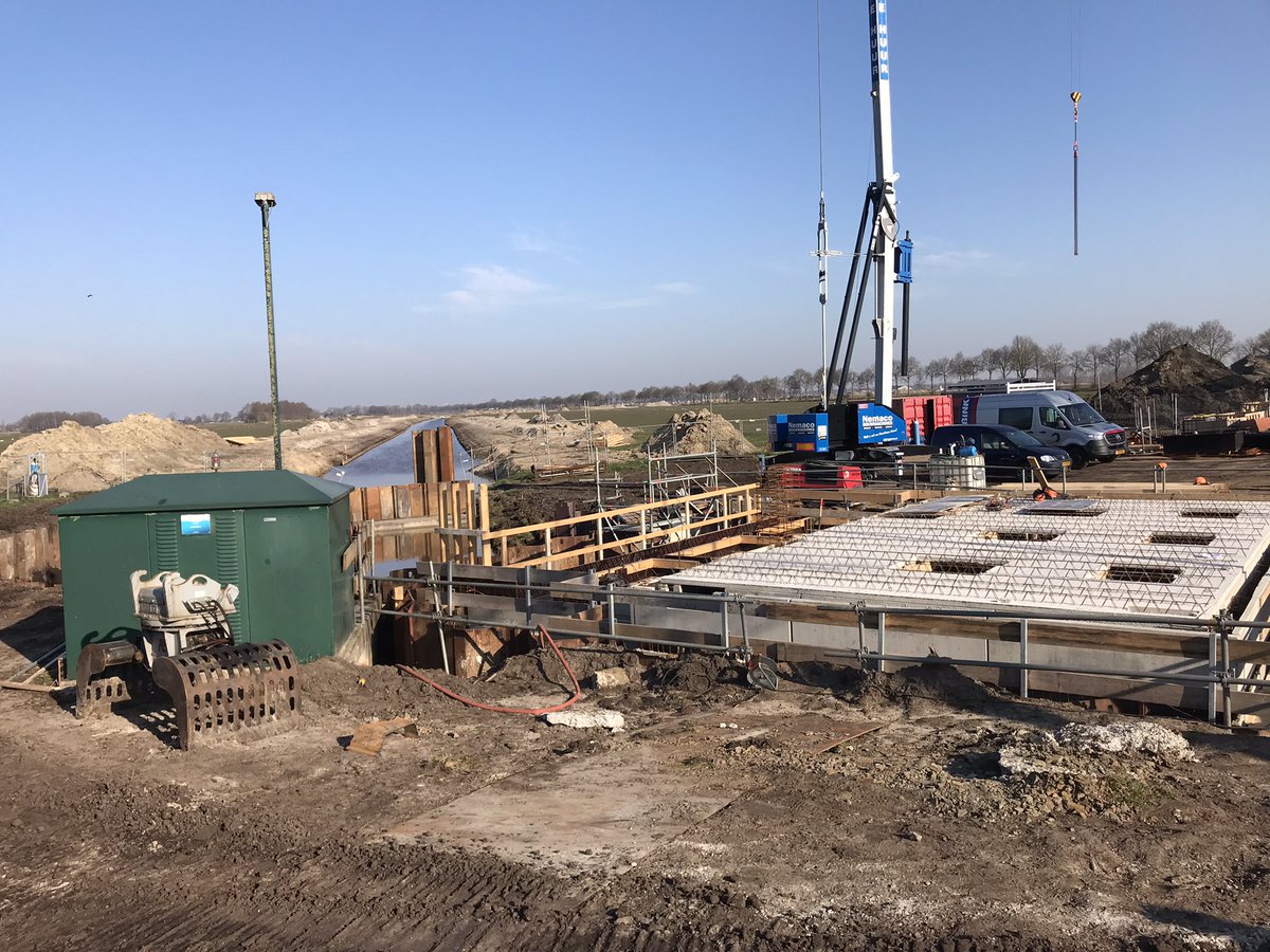 Wat een verschil, van wateroverlast vorige week naar vandaag in de stralende zon de voortgang van <a href="/Dubbinkbv/">Dubbink Vriezenveen</a> bij #gemaal Leenders <a href="/WDODelta/">Waterschap Drents Overijsselse Delta</a> bekeken met @erik_wiggers Conclusie mooi op koers &amp; wat een veelzijdig werk is het <a href="/Waterbouwers/">Vereniging van Waterbouwers</a> <a href="/waterschappen/">Unie v Waterschappen</a> -werk toch.