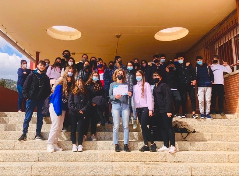 IESHMBCebreros's tweet photo. Los alumnos de 4ºESO han hecho hoy entrega a la Asociación de Familiares de Enfermos de Alzheimer de Cebreros de la recaudación íntegra de la venta benéfica de claveles por el día de San Valentín 💐💘

¡Gracias chic@s por vuestra implicación! 

#alzheimer #afacayle #iesHMB https://t.co/jhTWT07Q98