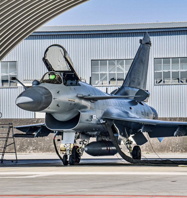 umarram73438567's tweet photo. A batch of 6 Pakistan Air Force J-10C 4.5+ generation multirole fighters have arrived on ferry flights from #Chengdu to #Kamra

#Pakistan #PakistanZindabad #PakistanAirForce #J10C #PAF 🇵🇰🇵🇰 https://t.co/efFgNPSfDD