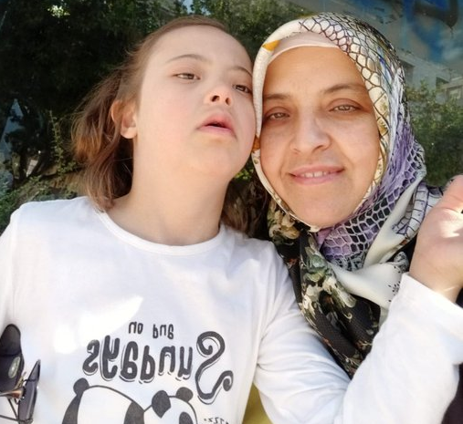 sevincozarslan's tweet photo. Annesi Fatma Gök iki ay önce tutuklanan Ayşe Asude (11) hayata küstü. 

Kendisini ziyarete gelen annesinin arkadaşlarını görünce konuşmuyor, yüzlerin bakmıyor. @adalet_bakanlik 

#ÇocuklarAnnesizKalmasın https://t.co/iw6qRxfu1W