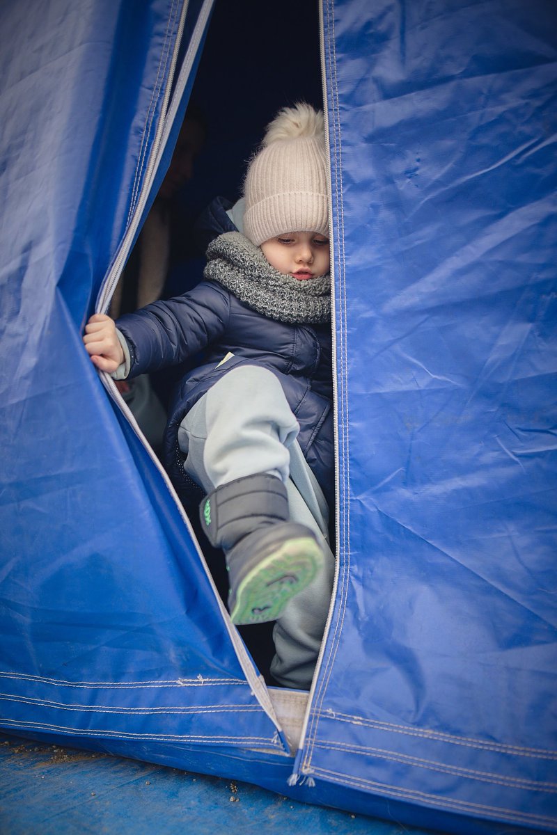 EleanorMonbiot's tweet photo. Dry, warm and safe. Romanian border - child friendly spaces. #ukraine #childprotection #refugees #peace ⁦@WorldVision⁩ https://t.co/GDPElcO6xz