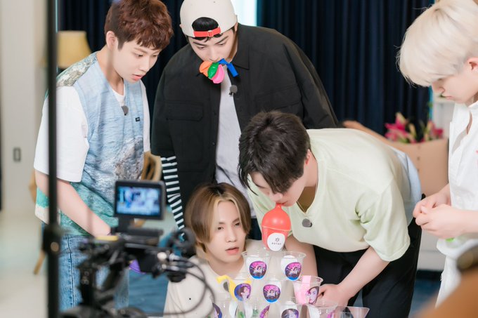 [📷] 10.03.22 | Fotos com o Rocky no por trás das câmeras do "Parasite Challenge Double-Up" postadas no 🌌

(©️Astro_EW330)