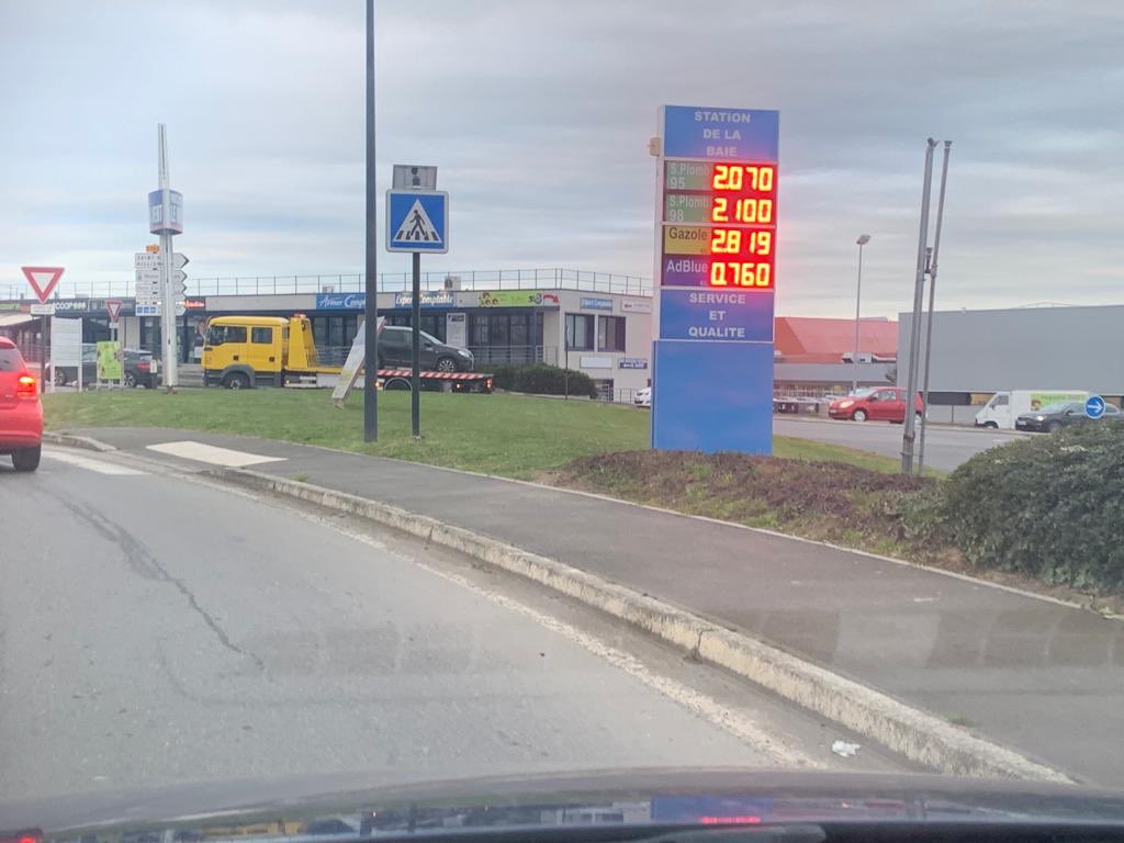 PhilippeLG2's tweet photo. @MammBreizh Aujourd’hui un nouveau record pour le gazole …2,819 pour un litre https://t.co/cJl6ycplzC