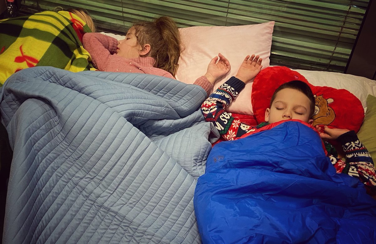 DavidDouglasTV's tweet photo. Babies. Just babies. On the floor of a train station in Hungary. Their mom says they don’t know much about what’s happening - but they know their Dad isn’t with them, he stayed in Ukraine to fight. Their mom, Helen, broke down at the thought. She isn’t sure she’ll see him again. https://t.co/Fdd4i1Q39P