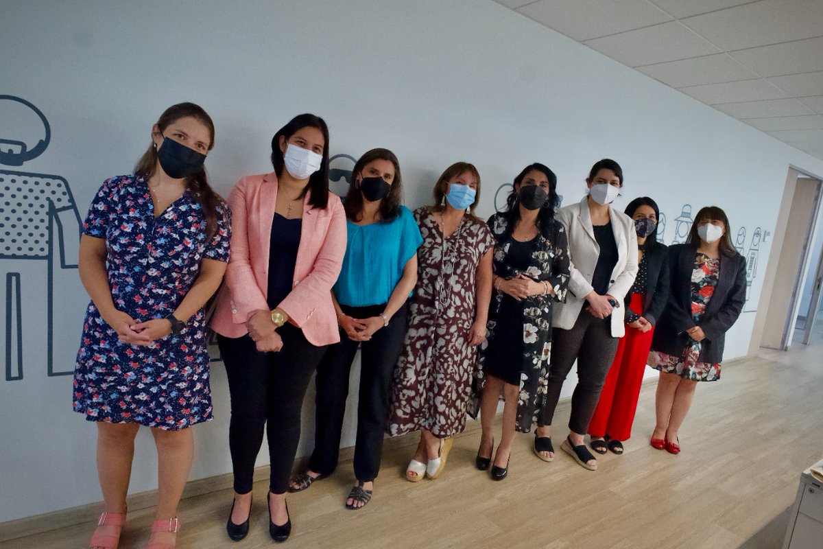 Ministra <a href="/KarlaEnAccion/">Karla Rubilar Barahona</a> junto a subsecretarias <a href="/_alecandia/">Alejandra Candia Díaz</a>, <a href="/a_balladaresl/">Andrea Balladares</a> y <a href="/Blanquihonorato/">Blanquita Honorato</a>  realizan última reunión de traspaso de mando ministerial junto a futura ministra <a href="/jeanvegamorales/">Jeanette Vega</a> y futuras subsecretarias <a href="/p_poblete_m/">Paula Poblete M.</a>, <a href="/franperalesf/">Francisca Perales</a> y <a href="/rofaundezg/">Rocío Faúndez</a>.