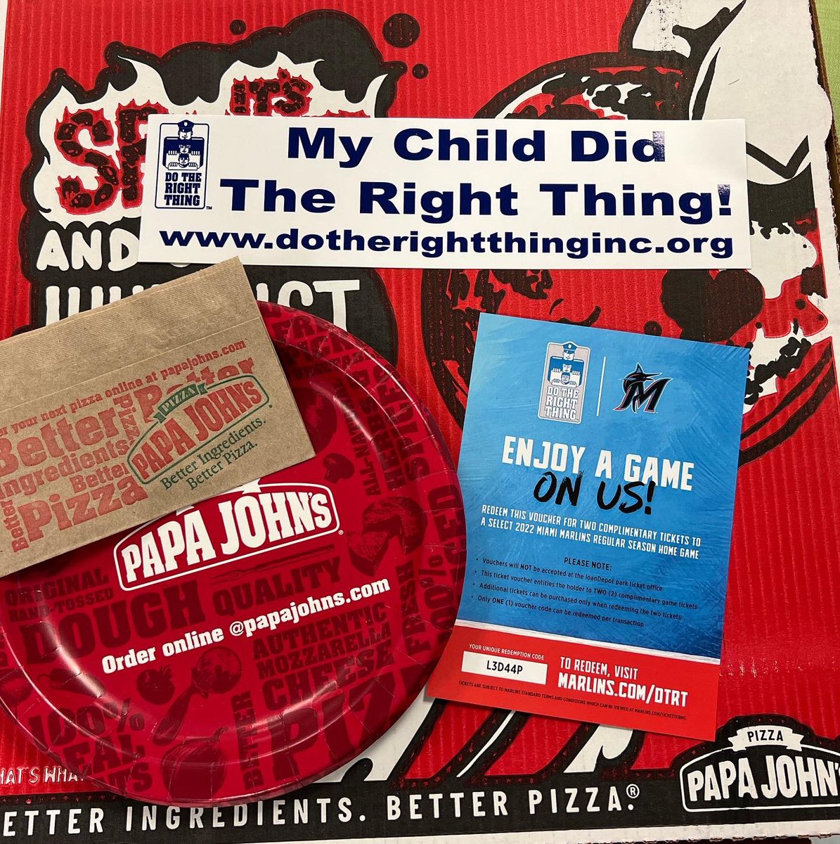 Gonzo_Vane's tweet photo. A great afternoon over at @citrusgrovemiddle w/ the @dtrtmiami nominees! Iโm happy to be part of the #officerdoright initiative w/ lunch sponsored by @papajohnssfl local store &the @marlins providing tix! Thank you Do the Right thing for allowing me to have a one on one with them https://t.co/4yqJMvnMjL