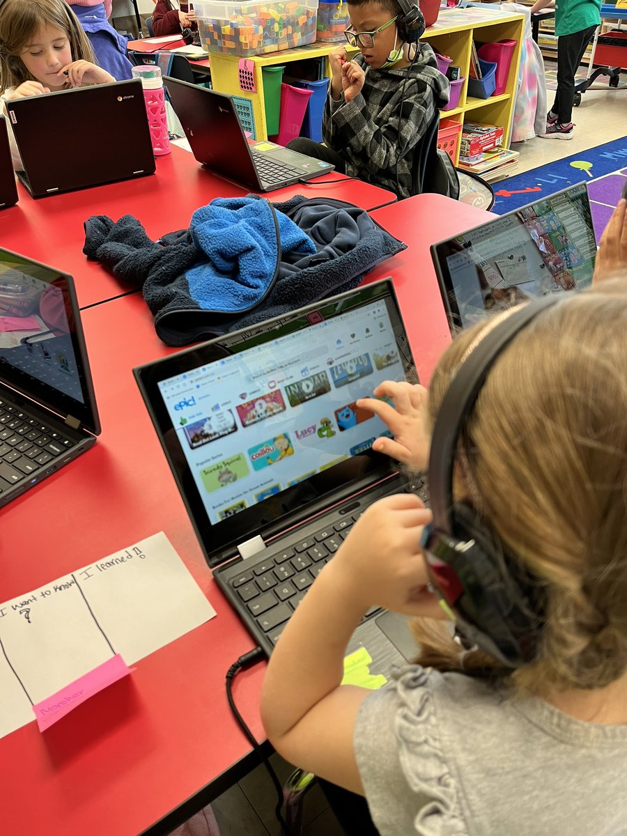 cfemonkeys's tweet photo. Researching with @epic4kids @CFELISD π§ #LISDVIP @LockhartISD https://t.co/DsiYNJ1Zb0