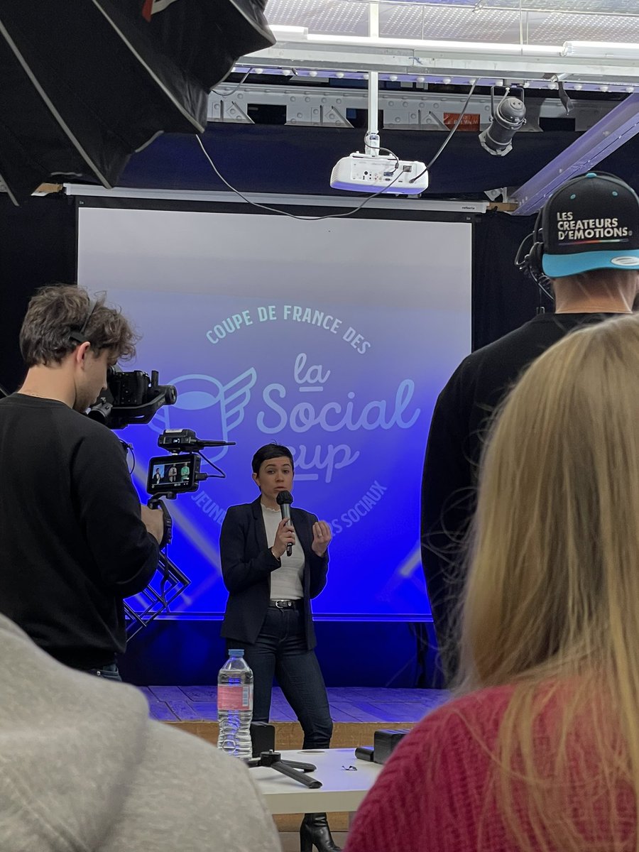 TomSalviejo's tweet photo. .@AHorelPages Directrice de l’engagement #citoyen de @LaBanquePostale partenaire historique de la #socialcup coupe de France de l’entreprenariat social encourage tous les participants de cette nouvelle édition @Kissbankers @makesense #citoyenne https://t.co/XcGKNNBS4v