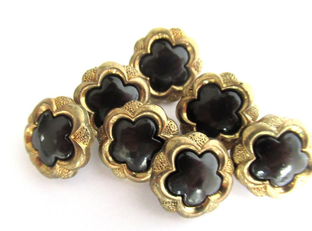 GrandmasDowry's tweet photo. Excited to share the latest addition to my #etsy shop: 
#vintage #buttons: 7 Black and Gold Flower Shank Buttons, Rare Vintage Plastic, 18 mm  #flowerbuttons #vintagebuttons #18mmbuttons #lotof7 #blackandgold #sewing https://t.co/ssXriXKa6I https://t.co/P7p9HL0lCU