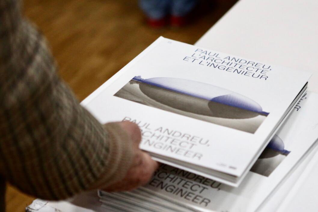 ArkwrightEdward's tweet photo. "Paul Andreu, l'architecte et l'ingénieur", le remarquable catalogue de l'exposition-hommage au @CentrePompidou à un créateur hors pair, est paru. Pour conserver chez soi un peu de cette empreinte précieuse laissée par l'auteur des emblématiques terminaux 1 et 2 de Paris-#CDG. https://t.co/cBC4gBNchn