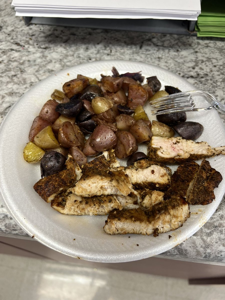 charlesleefcs's tweet photo. MY OWN PERSONAL CHEF?!?
Thank you to #AdvancedCulinary for cooking up dishes for PR faculty!!! Thanks Jenna Komes for cooking up a gas meal 🔥 https://t.co/yYkBd5vOI6