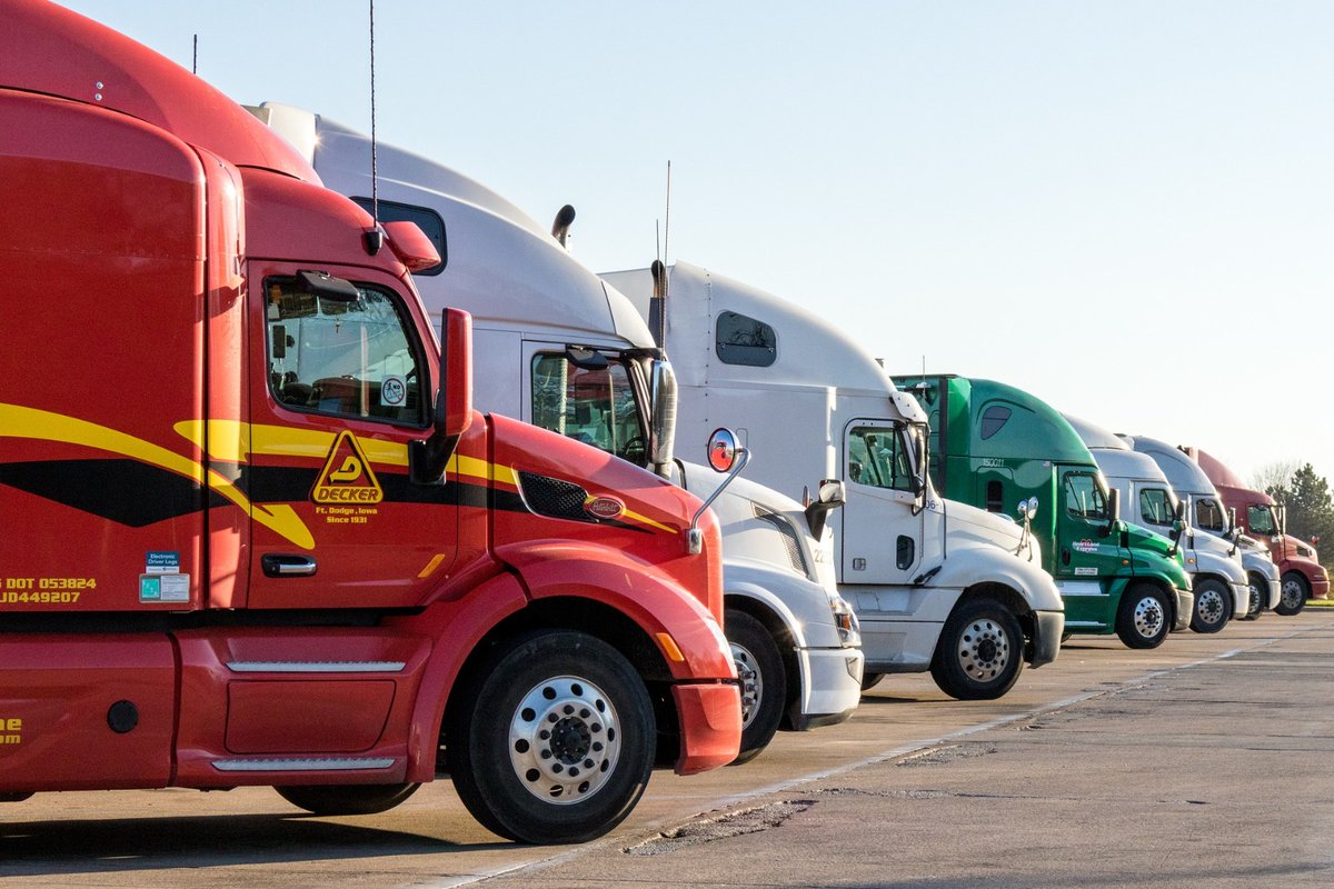 3CatInfo's tweet photo. Transportistes d'Itàlia cessen l'activitat a conseqüència de l'encariment del preu del combustible, derivat de la guerra a Ucraïna
https://t.co/wcGxSDQjei https://t.co/TTeSqgDbEg