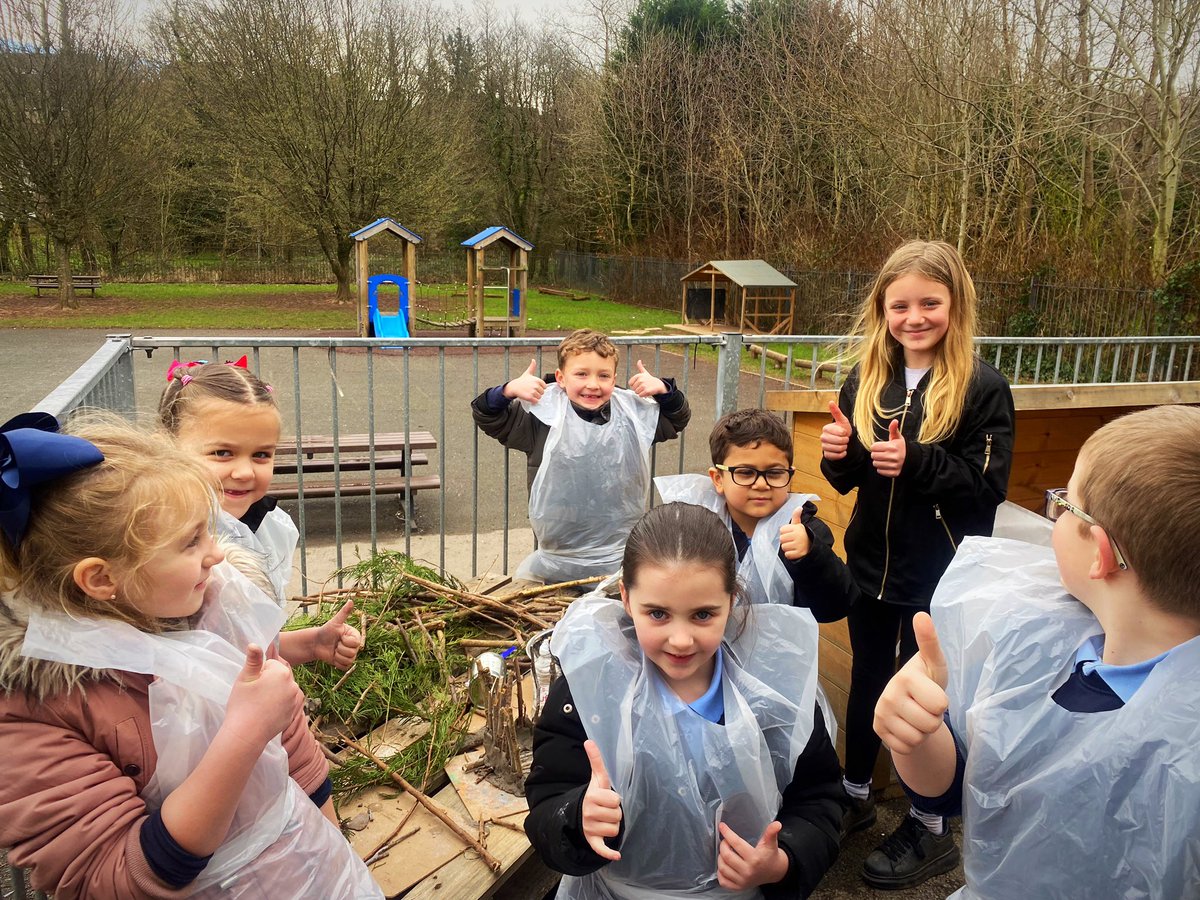 Monnow_Primary's tweet image. After all the investigating, testing, planning, designing and prototyping - #DosbarthOpal are following their own instructional writing to to build Barnabus his own bespoke home! 🐘🐭🏡 Special thanks to our lovely Miss Bennett too! 😍 @EAS_EarlyYears @EAS_STEM