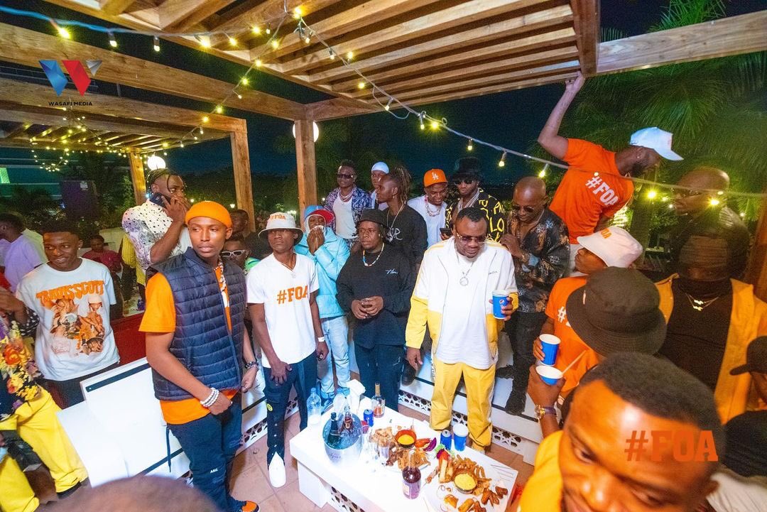 wasafifm's tweet photo. #FOA boys wakila bata ndani ya SlipWay

Unasikiliza #FOAEP ikiwa full with amazing flavor 

@diamondplatnumz 

#FirstOfAllEP | #FOAEP https://t.co/d0C7Xt8Dv9