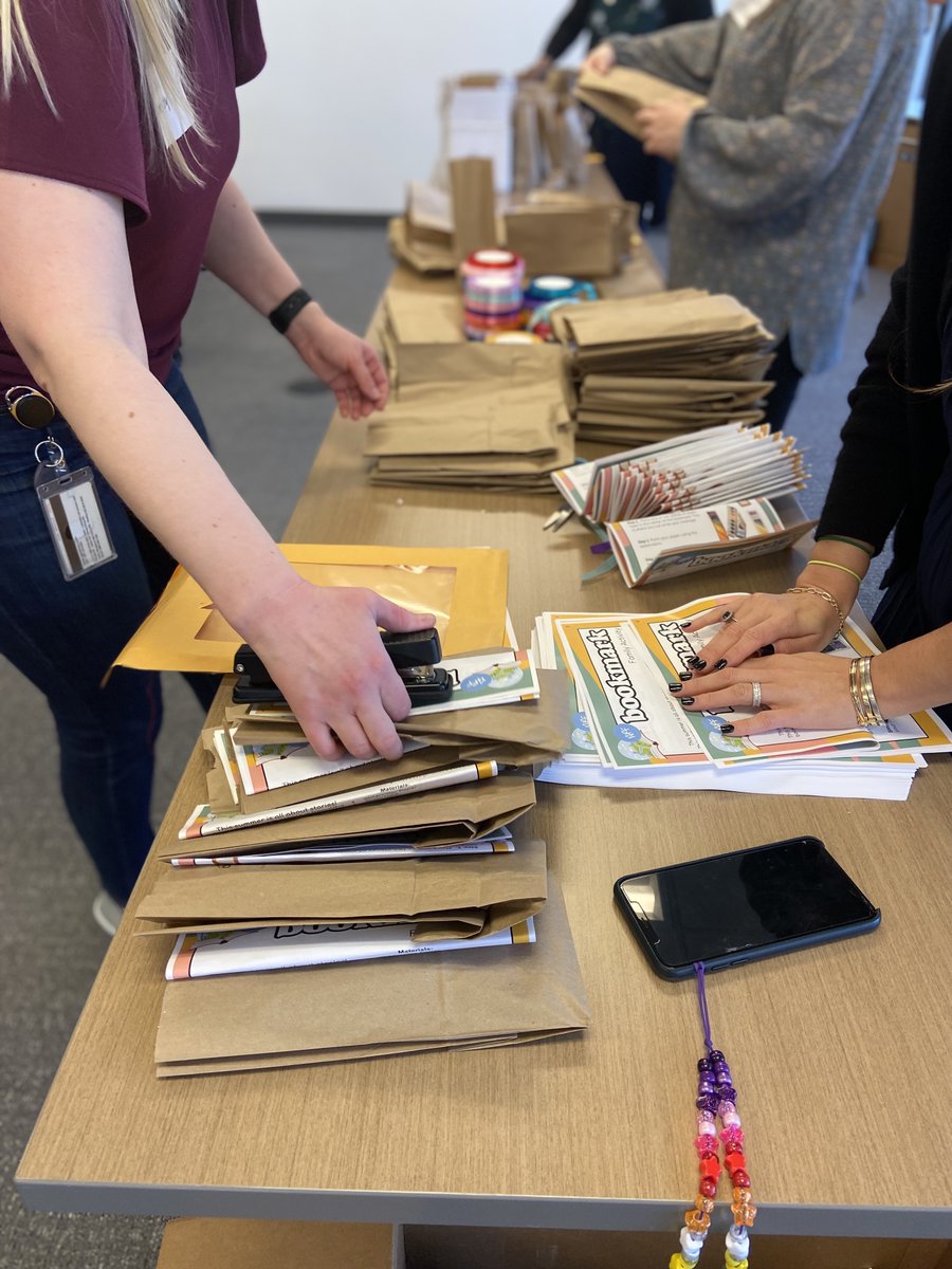 theARFoundation's tweet photo. Thank you to @GoldmanSachs Dallas volunteers for helping us pack our Summer Learning Kits! Our students & families will be all set to continue learning at home during the summer weekends. We are grateful for your support!π #CommunityTeamWorks https://t.co/kTRyWGubol