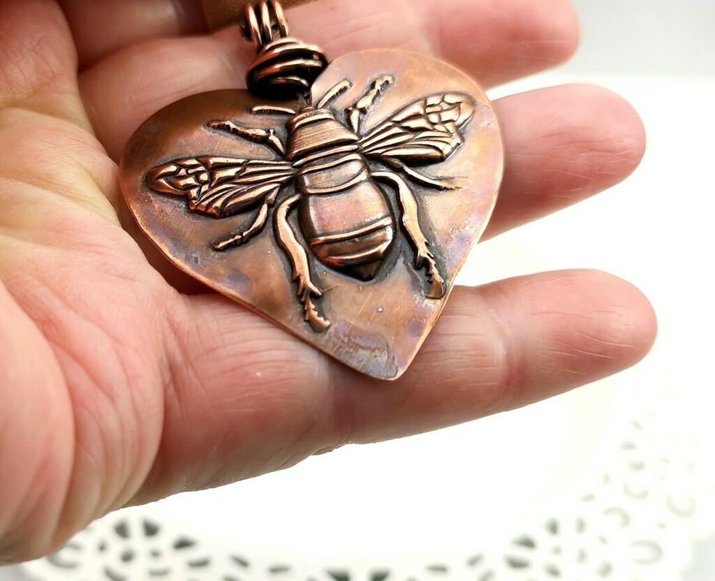 Big, Bold and Beautiful
Copper Bee Heart Pendant
.
.
.
.
.
#beependant #copperbee #Handmade #VanIsle #VanIsleArtist #7thanniversary #giftsforher #qualicumbeachbc  #metalartisttoday at debVdesignshttps://instagr.am/p/Ca7r2-yhGrZ/