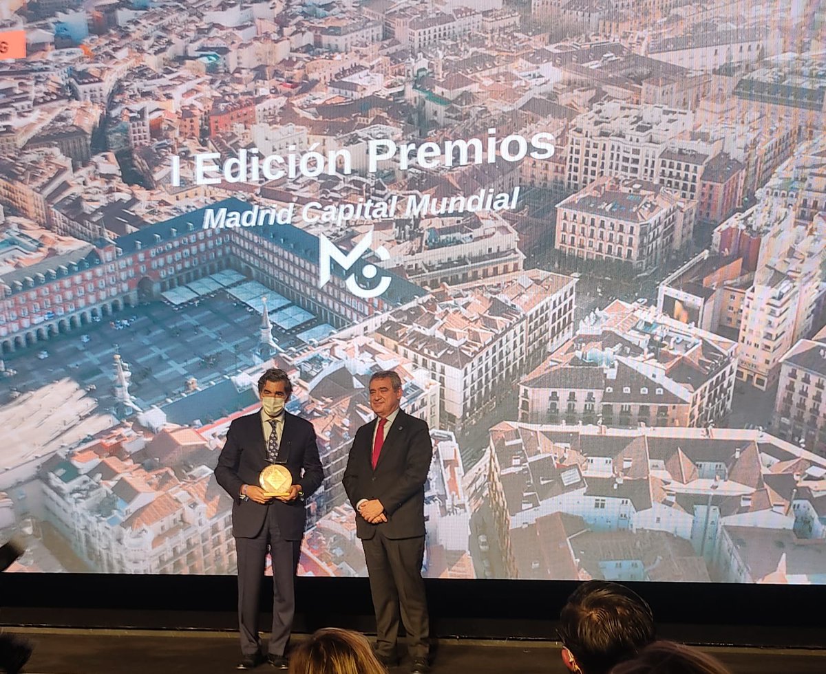 HMHOSPITALES's tweet photo. El Dr. Juan Abarca Cidón, presidente de HM Hospitales, recibe el #premio Madrid Capital Profesional de manos del vocal del Consejo del Poder Judicial, José Maria Macías. @madrid_wcc 🏆 https://t.co/noxvNOctiP
