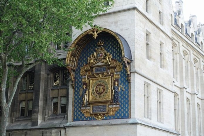 FranceToday's tweet photo. Read the Signs: Le Quai de l'Horloge.
Is this the most punctual street in Paris?
https://t.co/Rkdsa5TcPO
#Paris #Parisianstreets #WeLoveFrance #discoverParis #secretParis #Parisianstreetnames https://t.co/MZXfeI3eYb