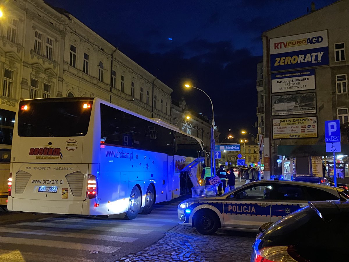 烏波邊境Medyka口岸，烏克蘭戰爭難民不斷到來，波蘭、德國人道組織、志願者前來接人，分發食品，幫助安排坐火車離開。烏克蘭人從此地坐任何公共交通免費。希望周末有更多私家車志願者前來接人。