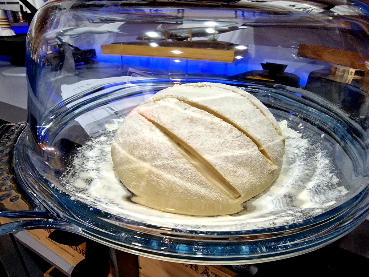 ComeronAlonso's tweet photo. Today's bread at home trying the Dutch oven absolutely beautiful https://t.co/G9AYhypsEb