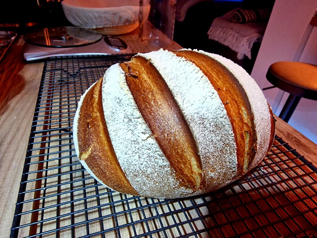 ComeronAlonso's tweet photo. Today's bread at home trying the Dutch oven absolutely beautiful https://t.co/G9AYhypsEb