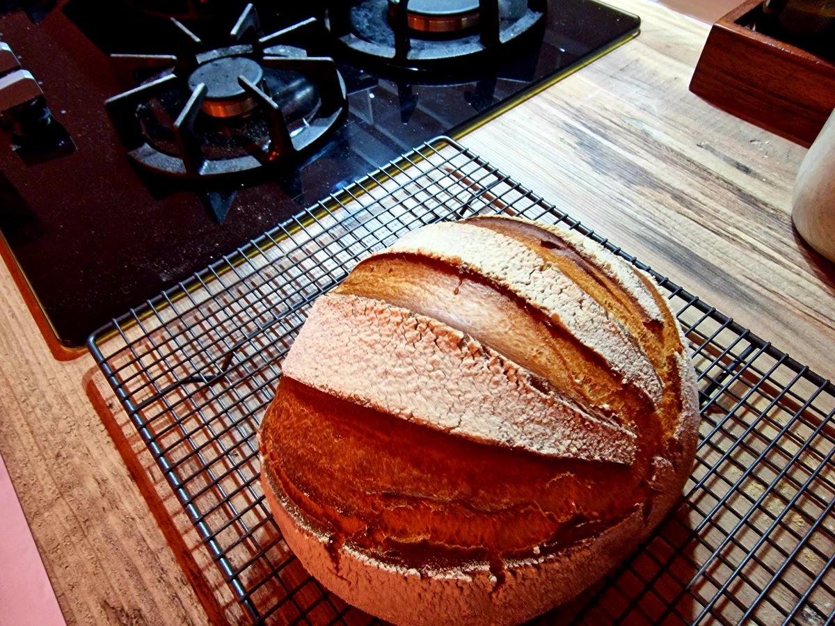 ComeronAlonso's tweet photo. Today's bread at home trying the Dutch oven absolutely beautiful https://t.co/G9AYhypsEb