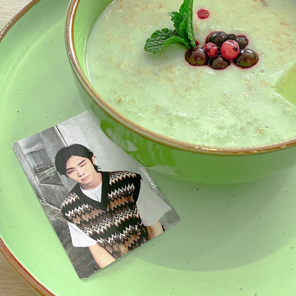 sumsori_art's tweet photo. celebrating Demian's debut anniversary with oatmeal and blue matcha with soy milk🎨🤍 @DemianStaff #DEMIAN https://t.co/9gj6w2BhzY