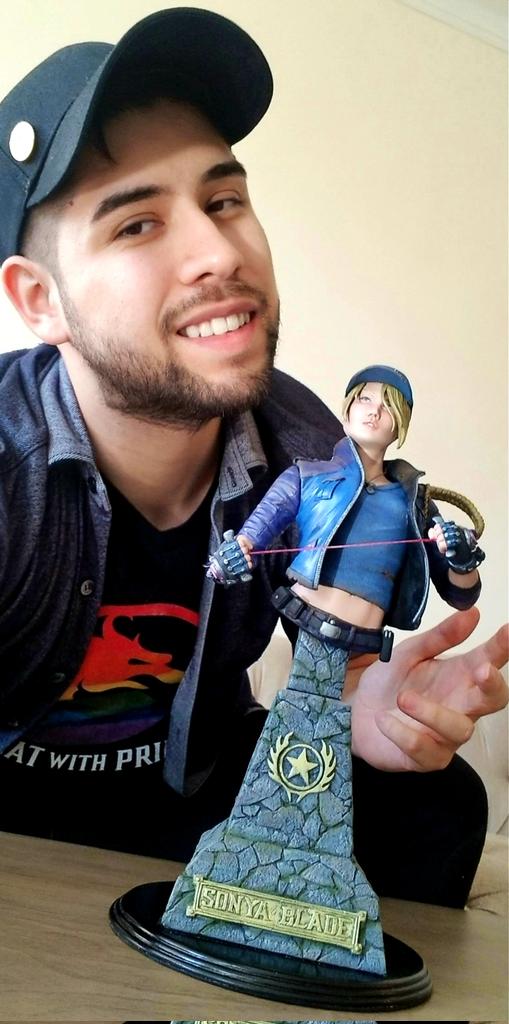 eduqueve's tweet photo. Growing up in Bolivia I never thought I'd ever meet my childhood MK heroes (a dream). Then 5 years ago I met the sweet/badass @KerriAnnGallery, and now 5 years later she's coming to visit me at my home in NY! THE Sonya Blade! My parents are so shocked ๐
#MKFriendship โจ๐๐โจ https://t.co/6oyf1YIFXe
