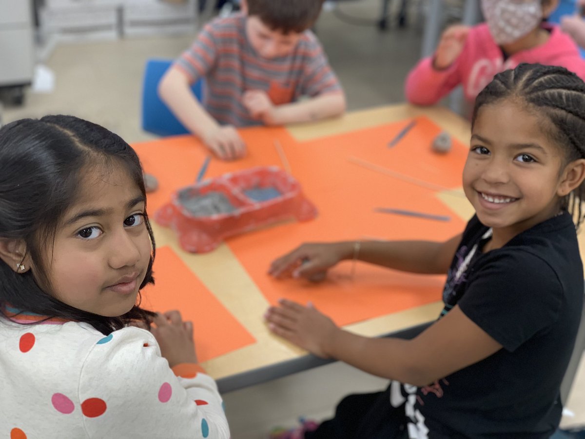 GustafsonBrad's tweet photo. Artists at work! 💗🎨🖌 #WayzataCreates #GWgreats https://t.co/OPwpaSsVTz