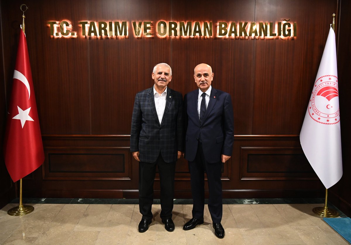 FahrettinYokus's tweet photo. Yeni atanan Tarım Bakanı Sn. @VahitKirisci'ye TBMM Tarım, Orman ve Köyişleri Komisyonu olarak "HAYIRLI OLSUN" ziyaretinde bulunduk.
🌿Kendisine, Genel Başkanımız Sn. @meral_aksener'in önerilerini ve atama bekleyen gençlerimizin taleplerini ilettim. https://t.co/Hjit2WWVAj