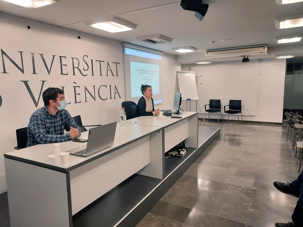 UVgandia's tweet photo. L'arquitecta @natagafe ens explica com fer les ciutats més habitables per a les persones.

Una nova conferència del cicle Pensament Ambiental i Acció pel clima organitzades en el marc de @diploma_diccsa https://t.co/3w0CZkOVAM