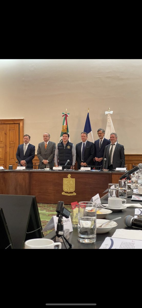 fhoussais's tweet photo. Réunion des conseillers du Commerce extérieur au Mexique , l’Ambassadeur de France au Mexique et le Gouvernement du Nuevo León. Nombreux projets Franco Mexicains à venir . https://t.co/XsgMQimXp9