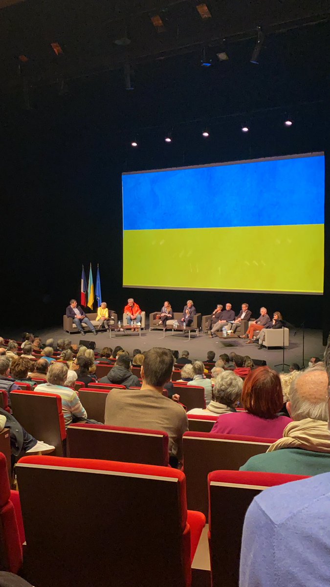g_bignon's tweet photo. Moment de fraternité à l’instant à la réunion publique concernant l’accueil des réfugiés ukrainiens au Mans : des étudiants russes aux Beaux-Arts proposent leur aide pour la traduction auprès des réfugiés qui arriveront.
💙💛🕊@ofcourselemans https://t.co/mbFdckQuQl