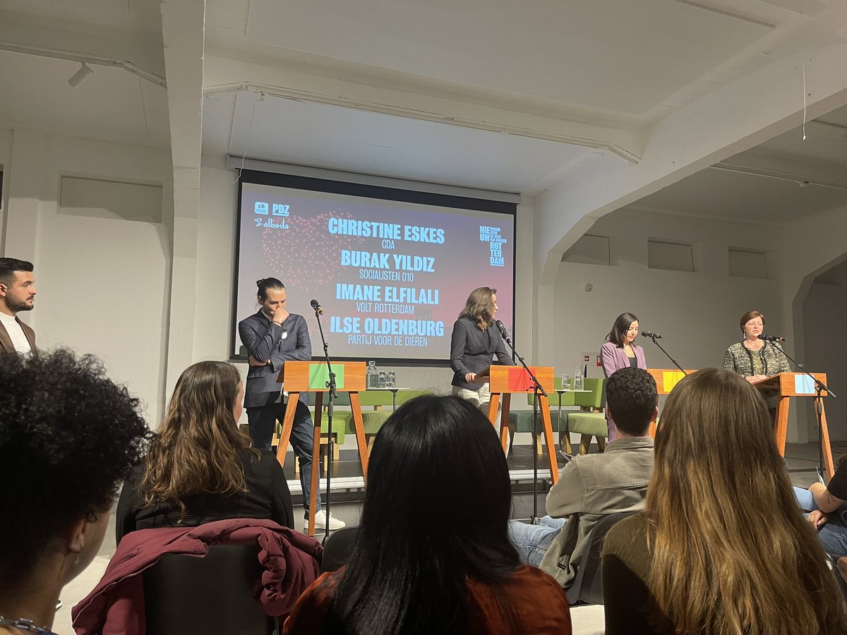 #lijsttrekkersdebat bij #NieuwRotterdam podium voor de stad van morgen. Samenwerking tussen <a href="/hsrotterdam/">Hogeschool Rotterdam</a> <a href="/De_Zwijger/">Pakhuis de Zwijger</a> en <a href="/AlbedaMBO/">Albeda mbo</a> #gemeenteraadsverkiezingen2022 met onze Ahmet <a href="/dikbas010/">KanBahce</a> als moderator!