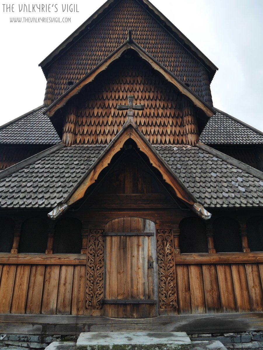 Empezamos por el principio. ¿Qué son? En noruego una stavkirke es una iglesia cristiana medieval de madera (kirke=iglesia / stav=estaca, bastón, vara). Se suele traducir como iglesia de madera o iglesia de varas, pero realmente no tiene traducción. Algunas tienen más de 900 años.