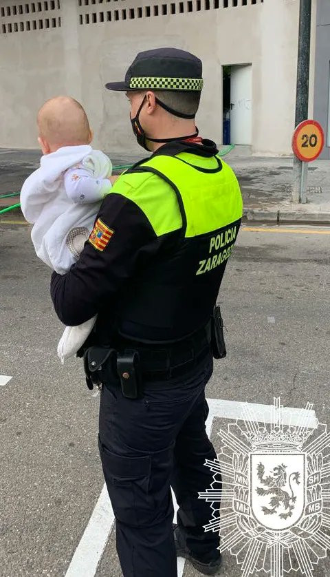 policiazaragoza's tweet photo. A veces, también estamos para ayudarte en esas pequeñas cosas.
Esta mañana, nuestro compañero de #SectorNorte se hace cargo de un bebé mientras su madre estaciona correctamente su vehículo.

#VelamosPorTi
092 ☎️ https://t.co/GuwAckoOqY