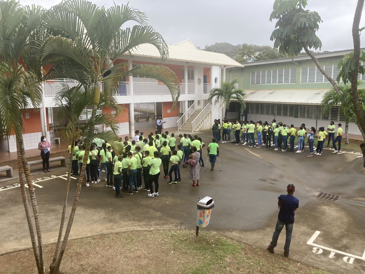 9720861d's tweet photo. Participation du collège à l’exercice « CARIB WAVE » 🌊 : des élèves attentifs aux consignes données par le principal suite à l’évacuation. https://t.co/nU9zTVqgJ3