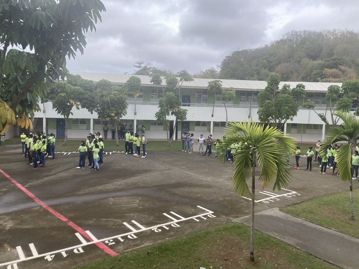 Participation du collège à l’exercice « CARIB WAVE » 🌊 : des élèves attentifs aux consignes données par le principal suite à l’évacuation.