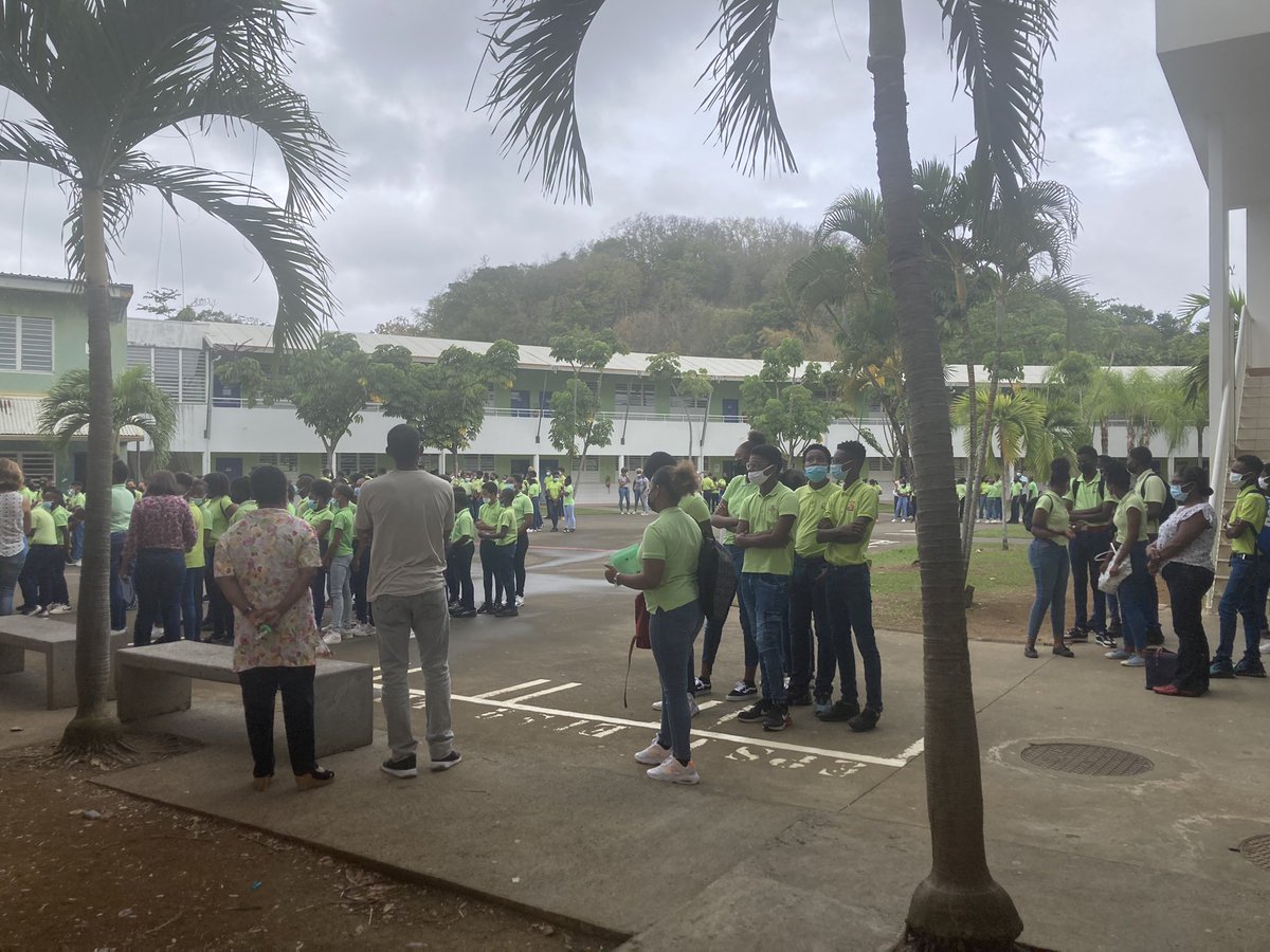 9720861d's tweet photo. Participation du collège à l’exercice « CARIB WAVE » 🌊 : des élèves attentifs aux consignes données par le principal suite à l’évacuation. https://t.co/nU9zTVqgJ3